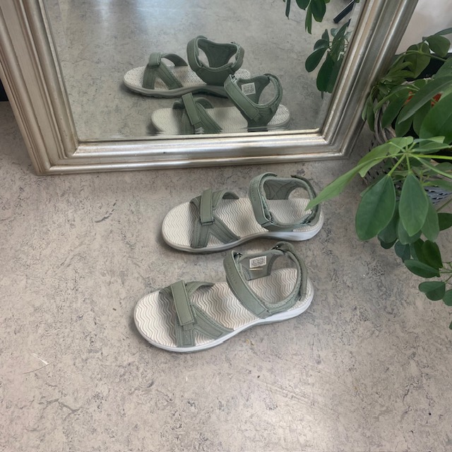 Olivgrön sport sandal med 3 velcroremmar