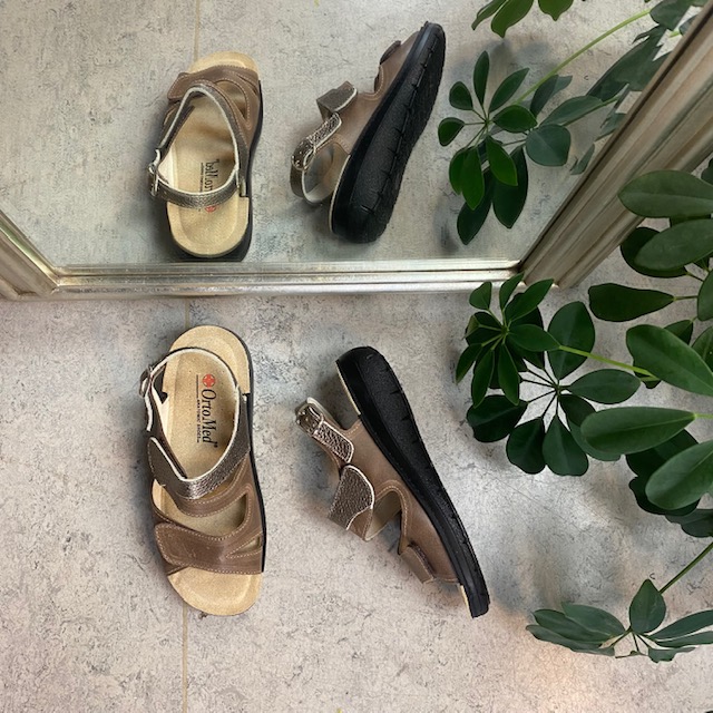 Bred skinnsandal med velcro