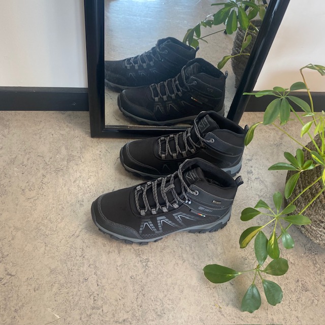 Svart vandringskänga med överdel i flexibelt softshell