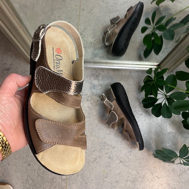 Bred skinnsandal med velcro