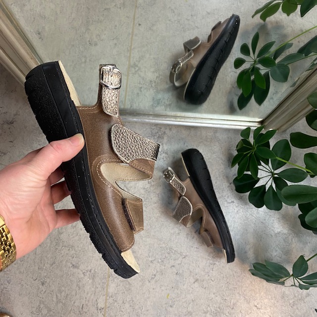 Bred skinnsandal med velcro