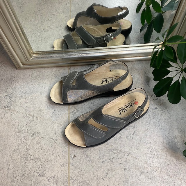 Grå bred skinnsandaler för knölar