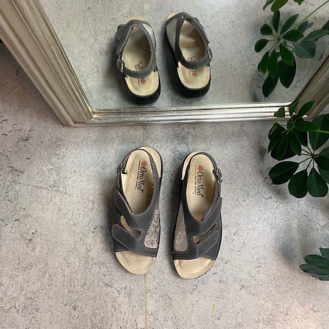 Grå bred skinnsandaler för knölar