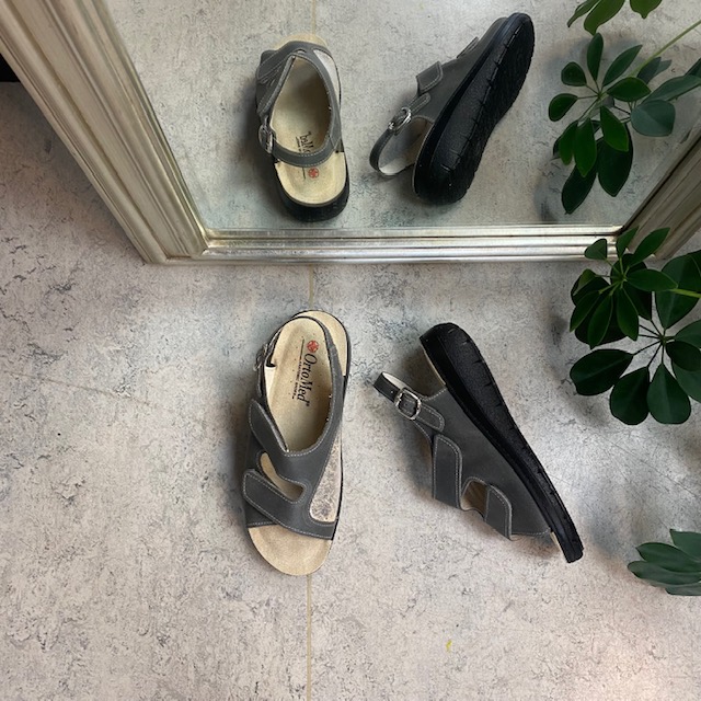 Grå bred skinnsandaler för knölar