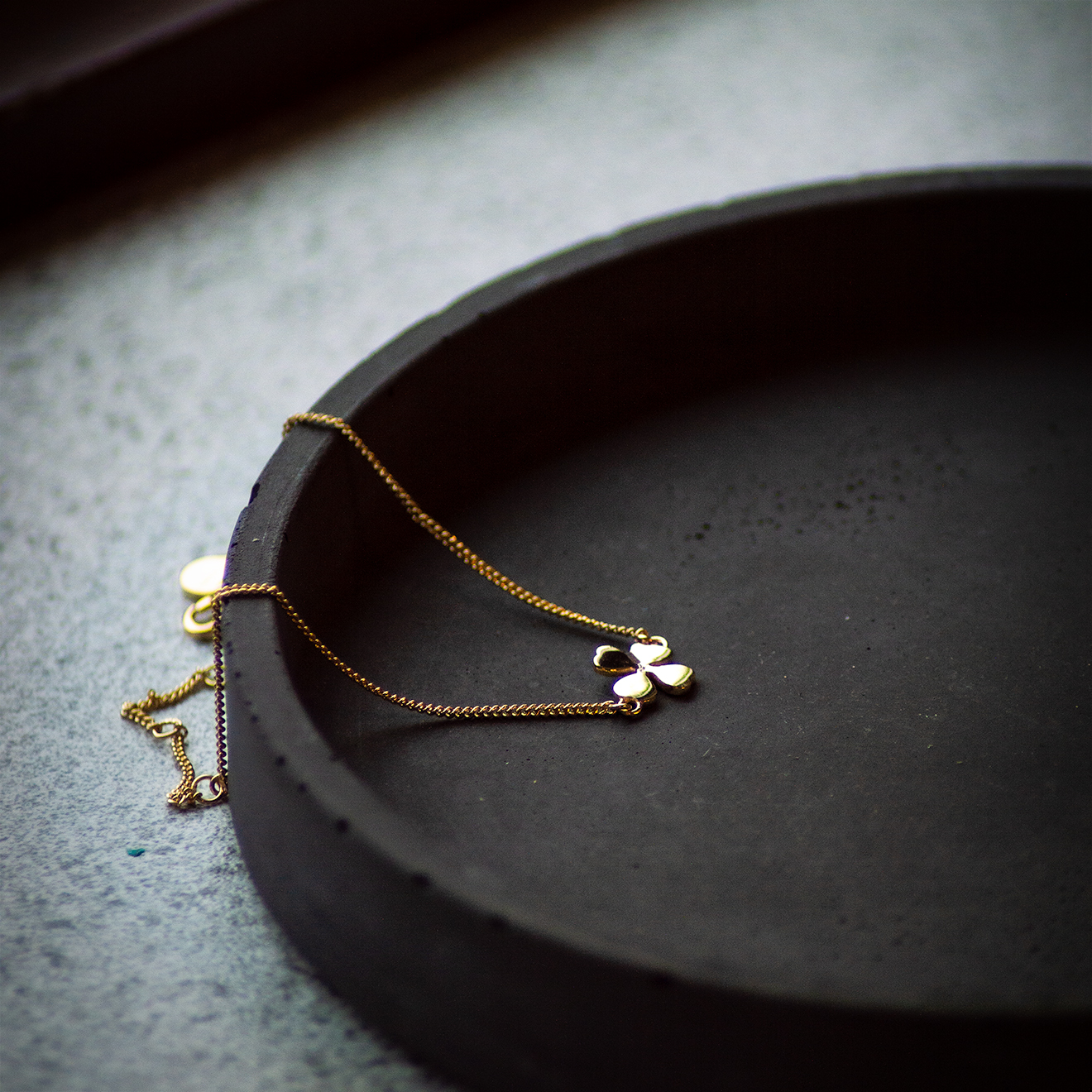 Armband med guldfärgad fyrklöver