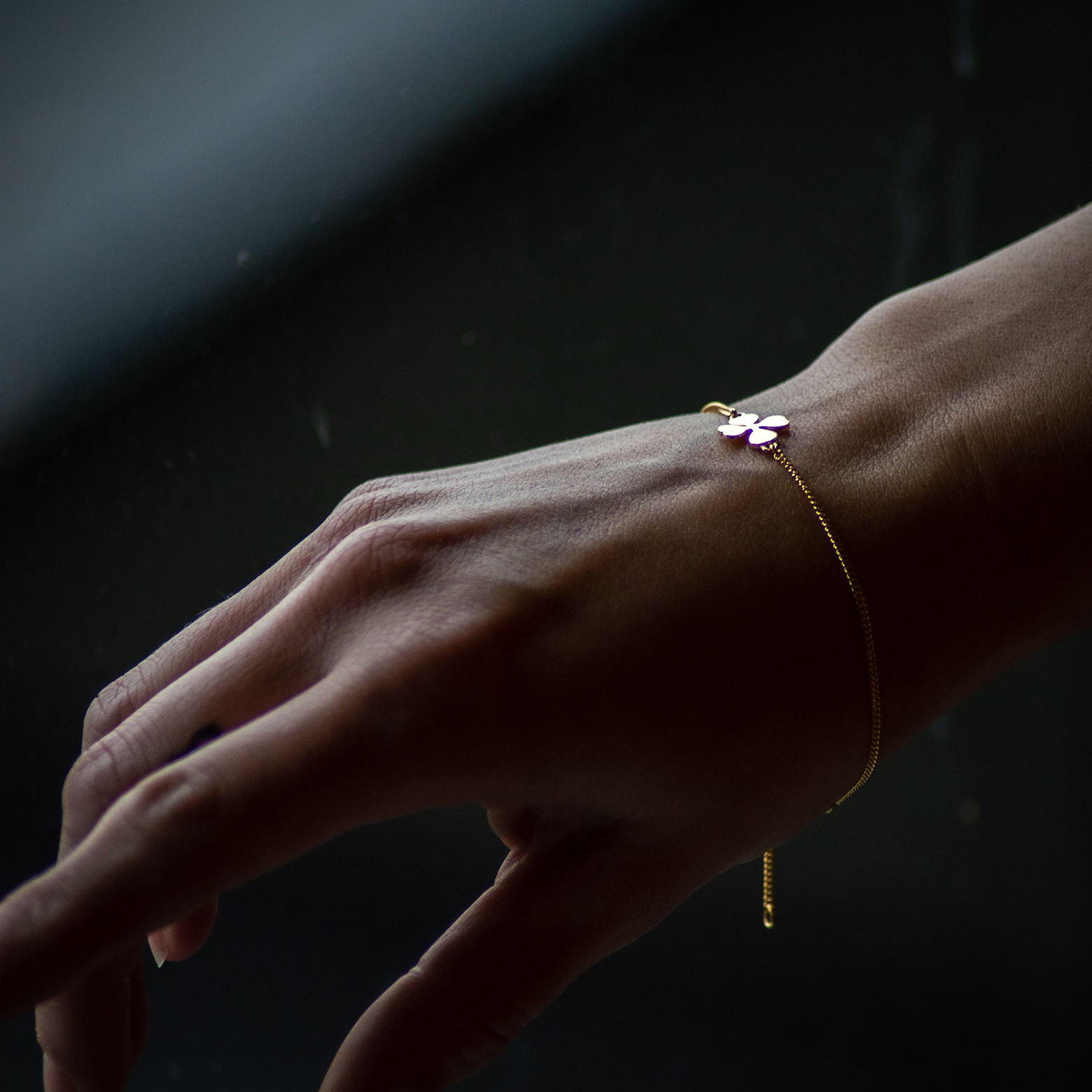 Armband med guldfärgad fyrklöver