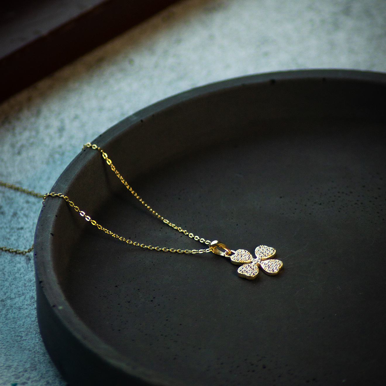 Halsband med förgyllt fyrklöver fyllt med zirkoner