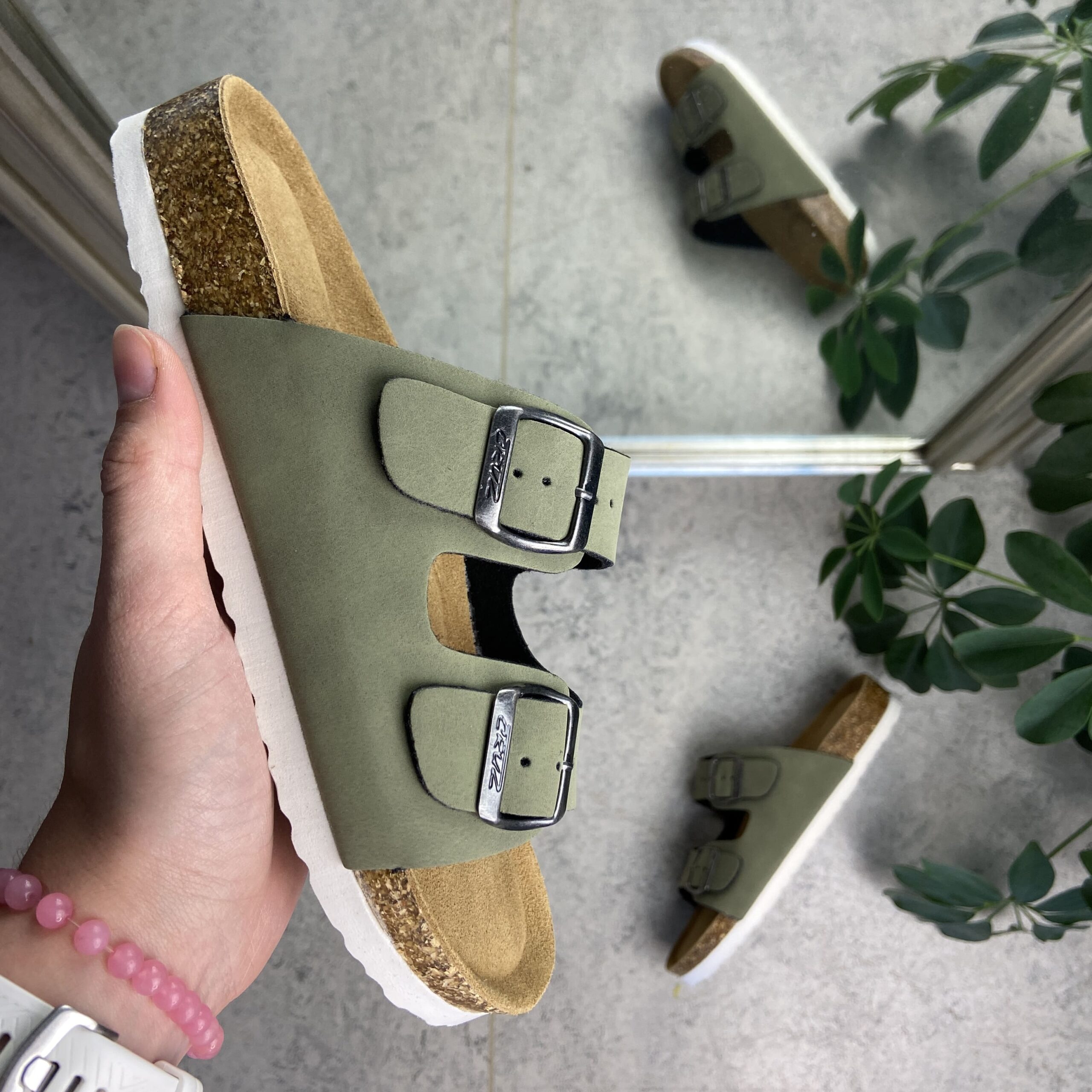 Biosandal i grönt med breda remmar