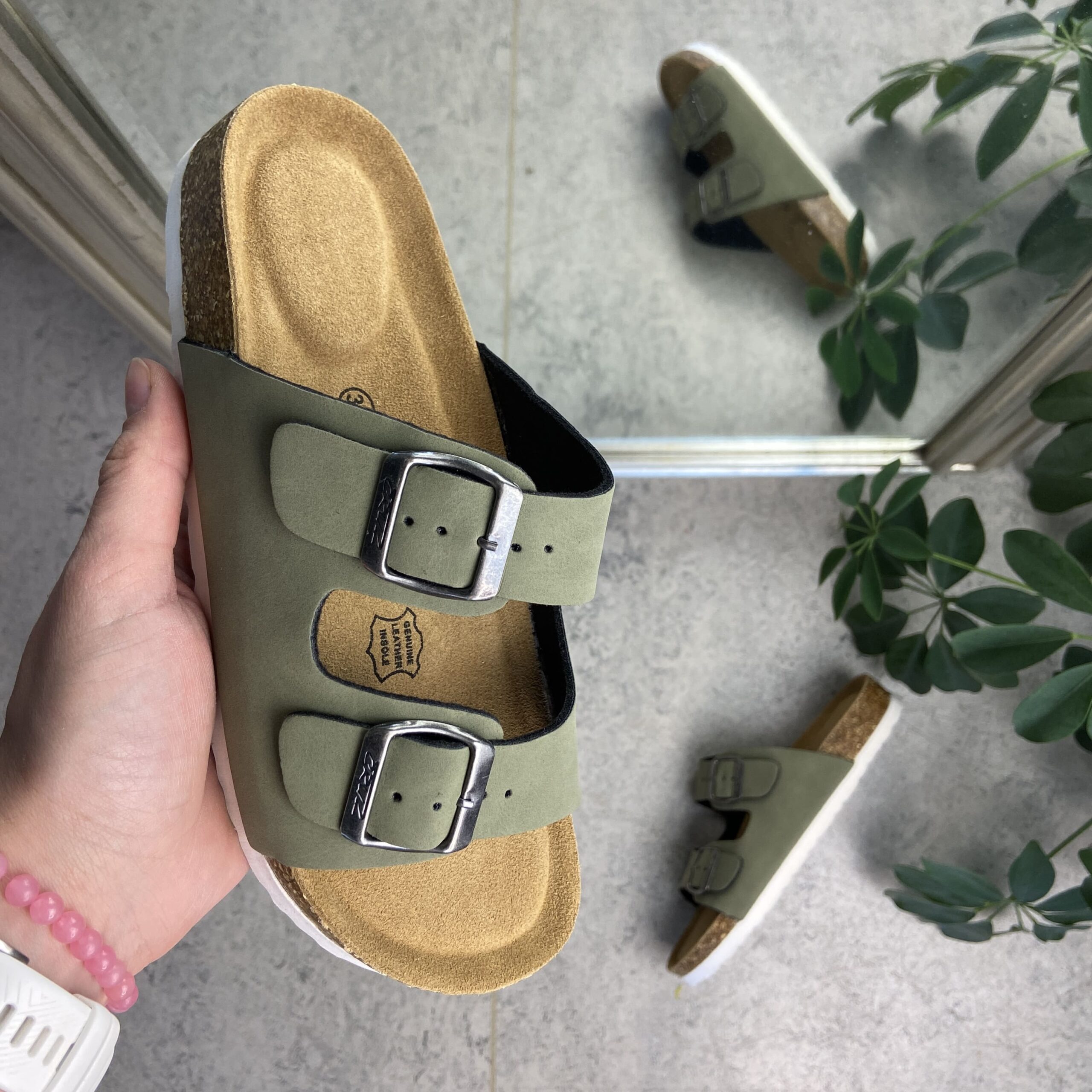 Biosandal i grönt med breda remmar