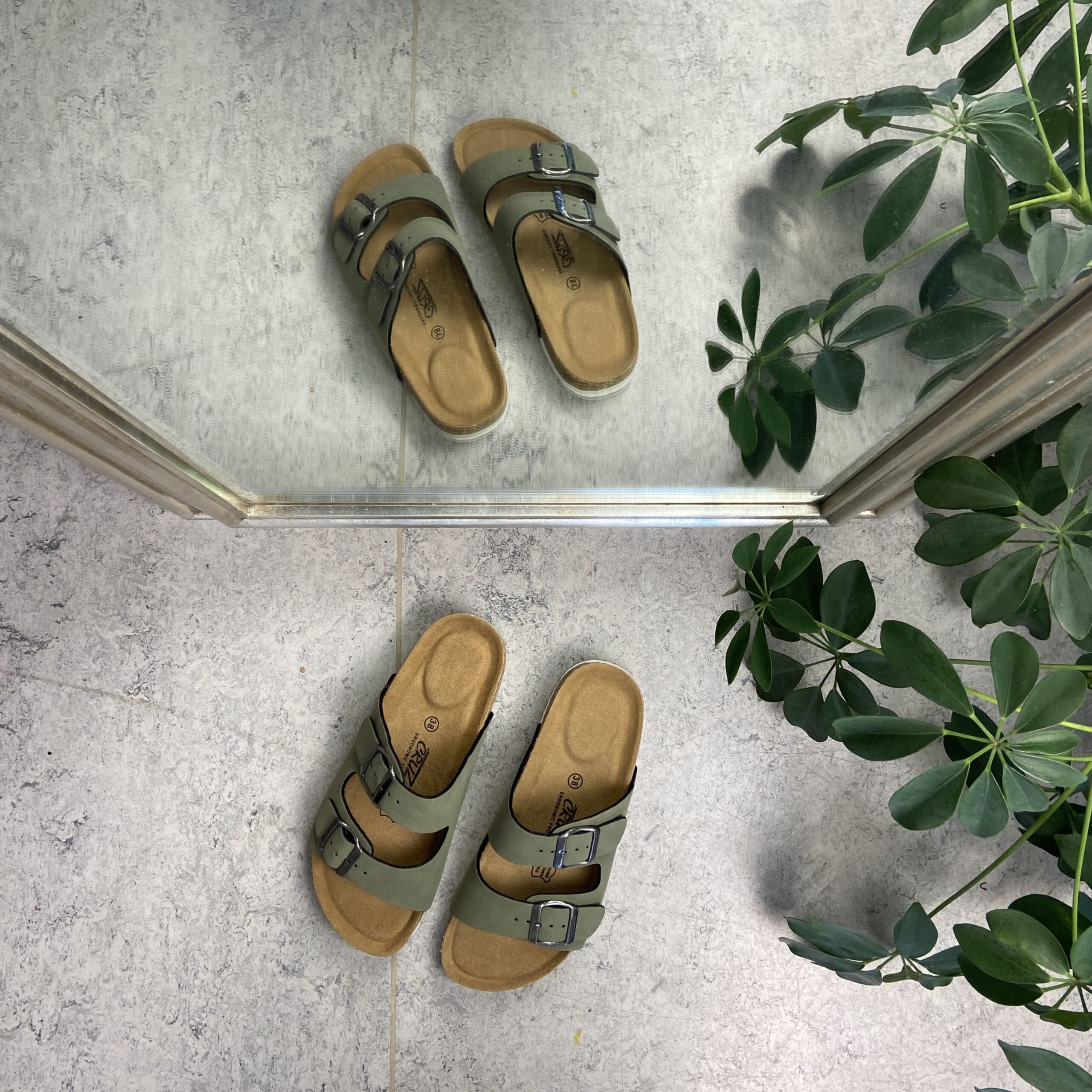 Biosandal i grönt med breda remmar