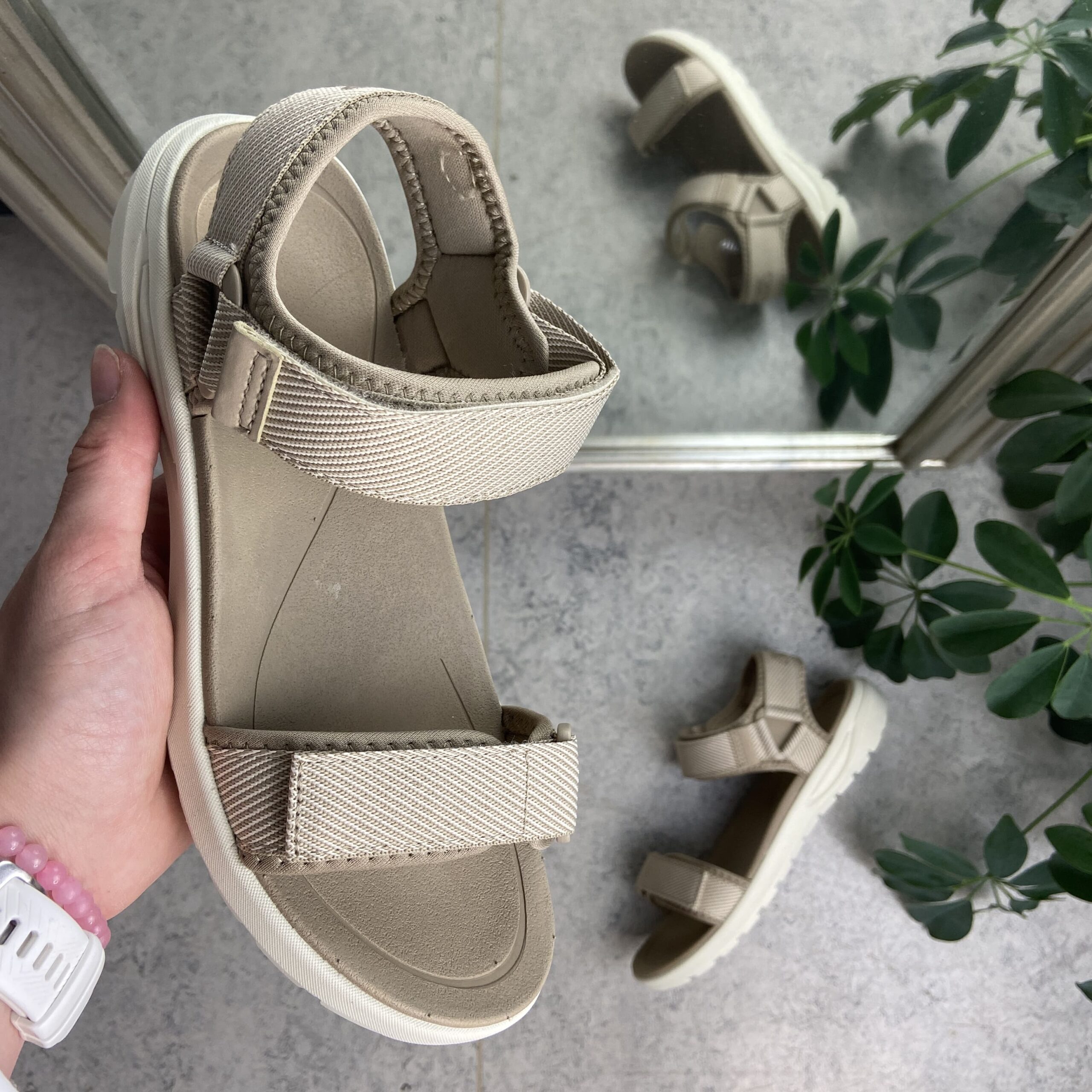 Sandfärgad lätt sandal med breda remmar