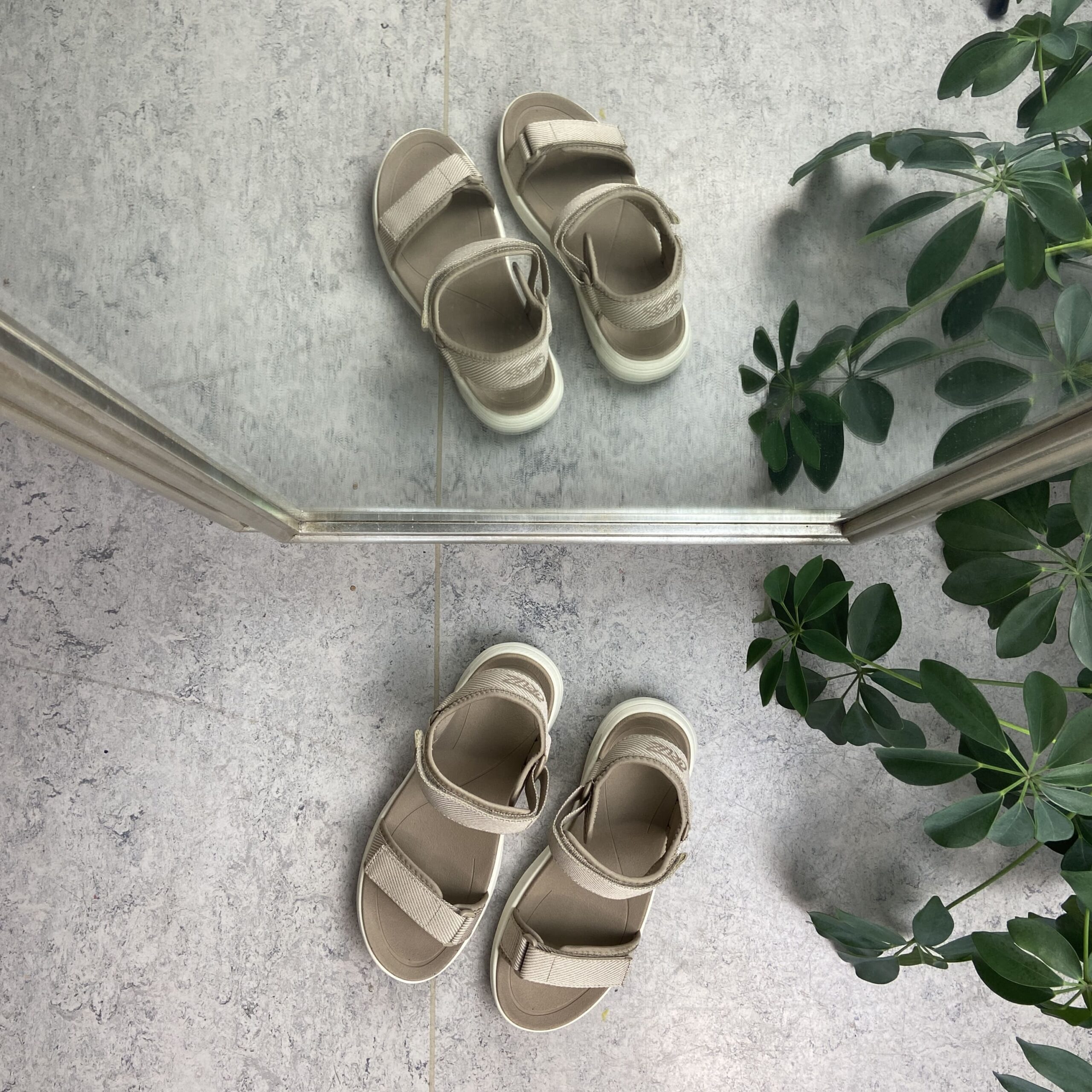 Sandfärgad lätt sandal med breda remmar