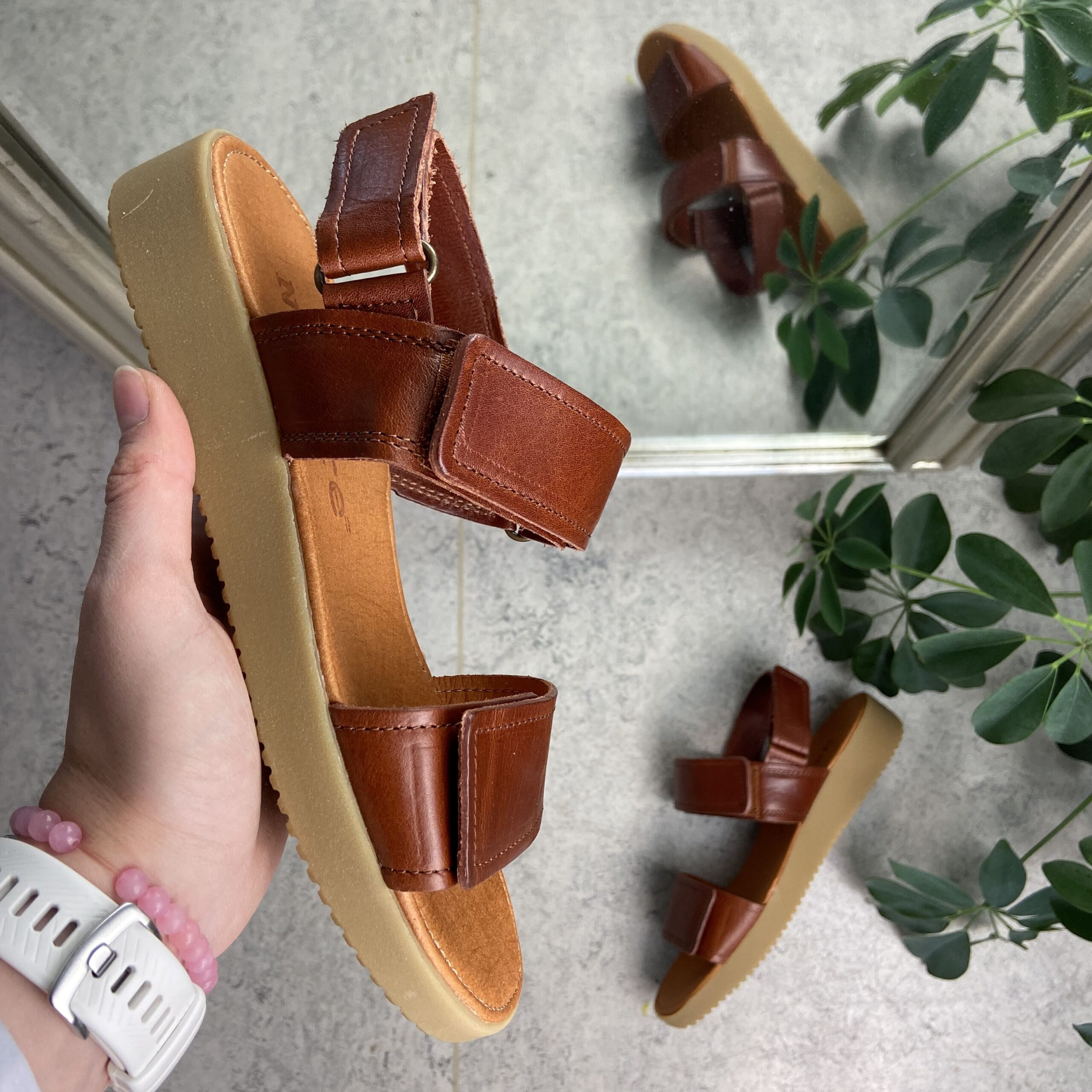 Brun lädersandal från Nature med tre justerbara remmar