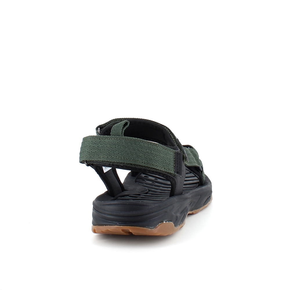 Grön sportig sandal med tre reglerbara remmar