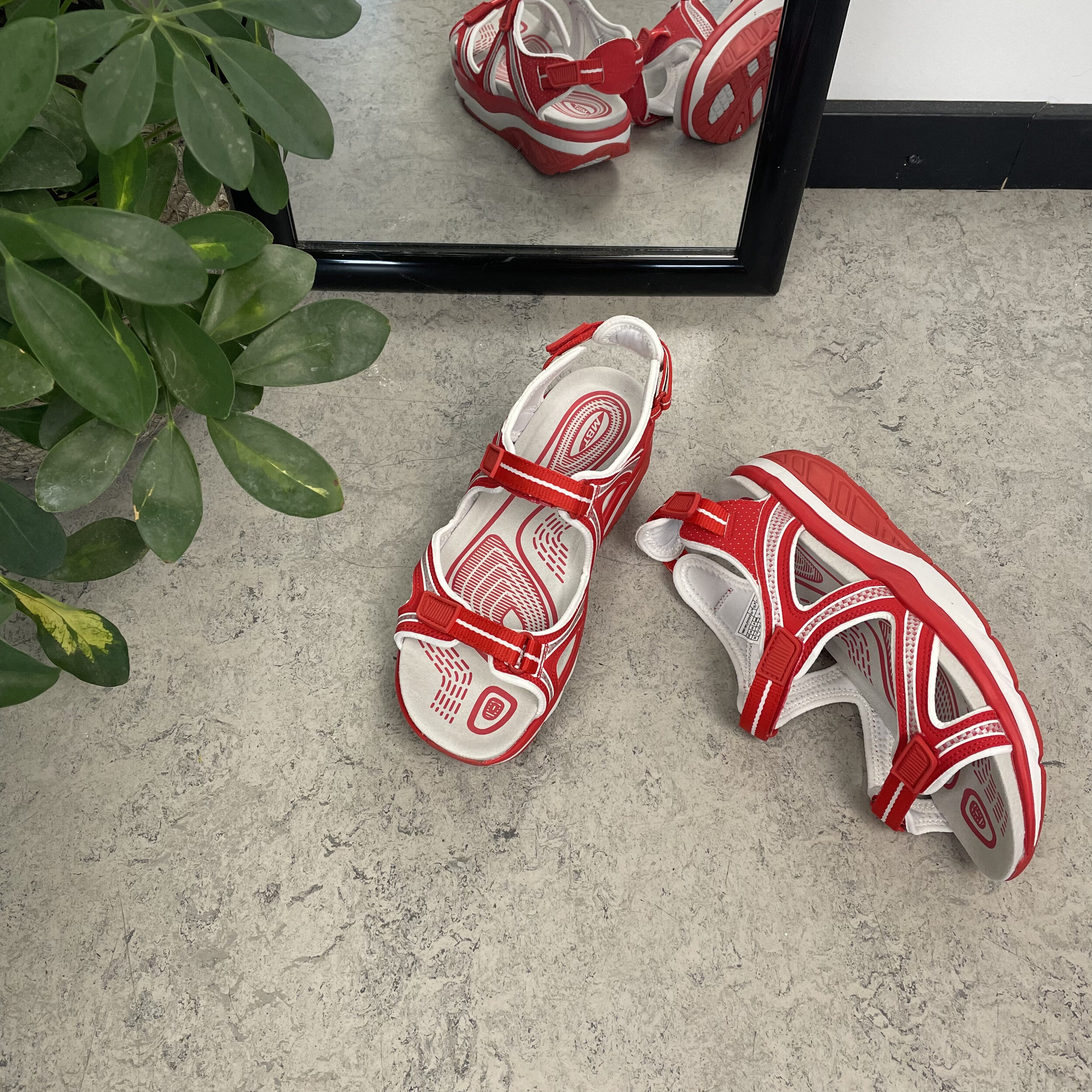 Röd Lila sandal från MBT med de kända MBT-sulorna