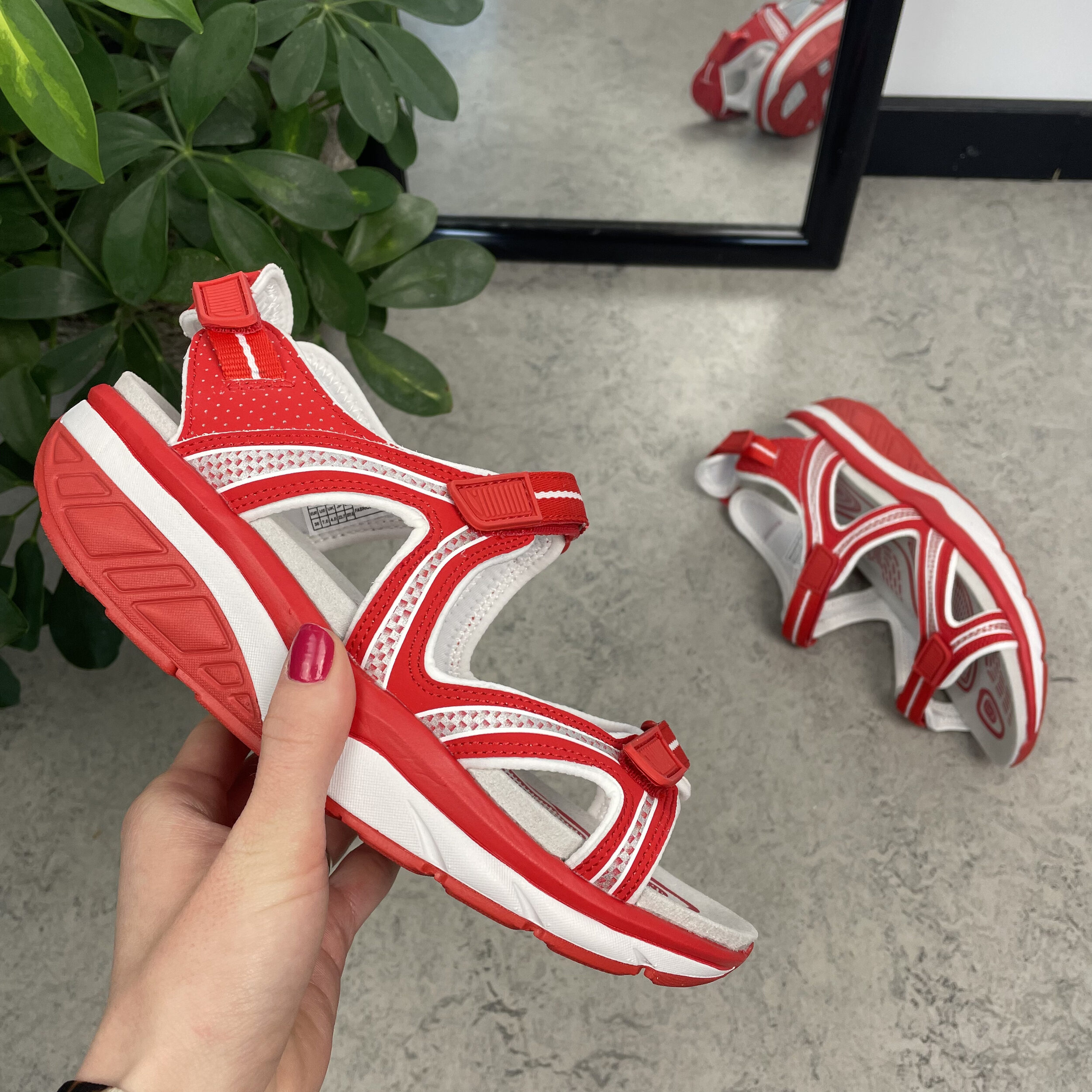 Röd Lila sandal från MBT med de kända MBT-sulorna