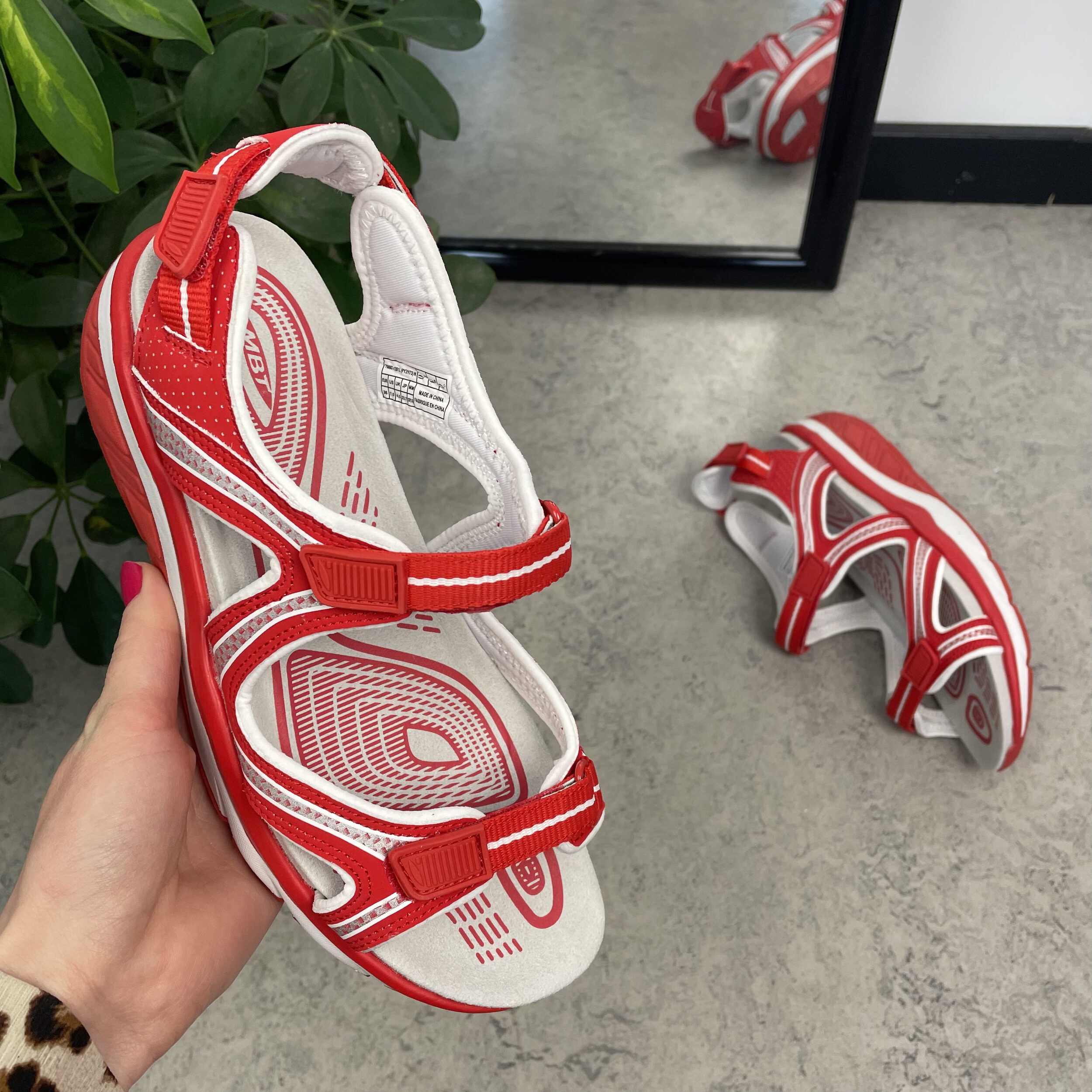 Röd Lila sandal från MBT med de kända MBT-sulorna