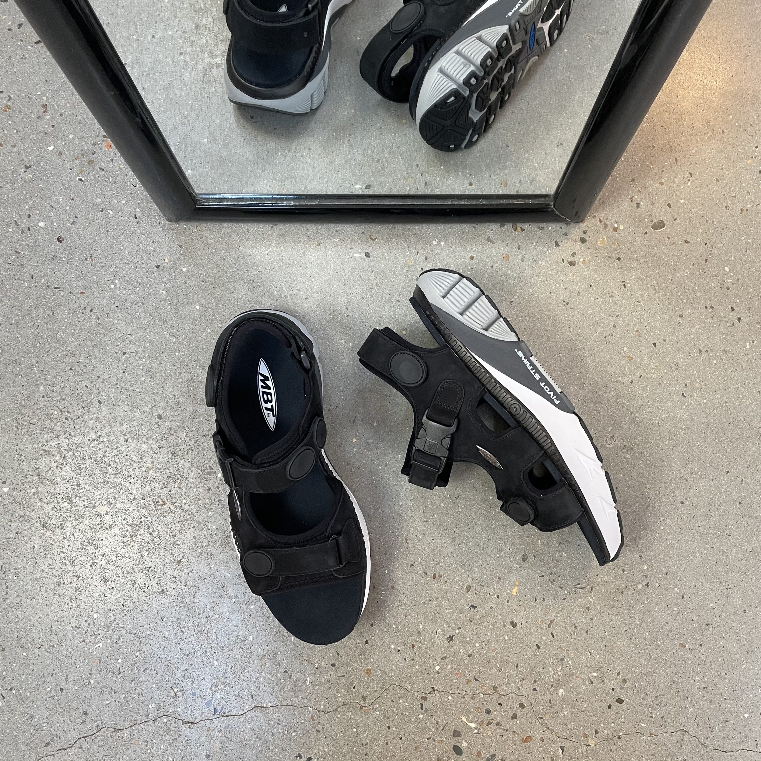 MTR sandal från MBT i svart med de kända MBT sålarna
