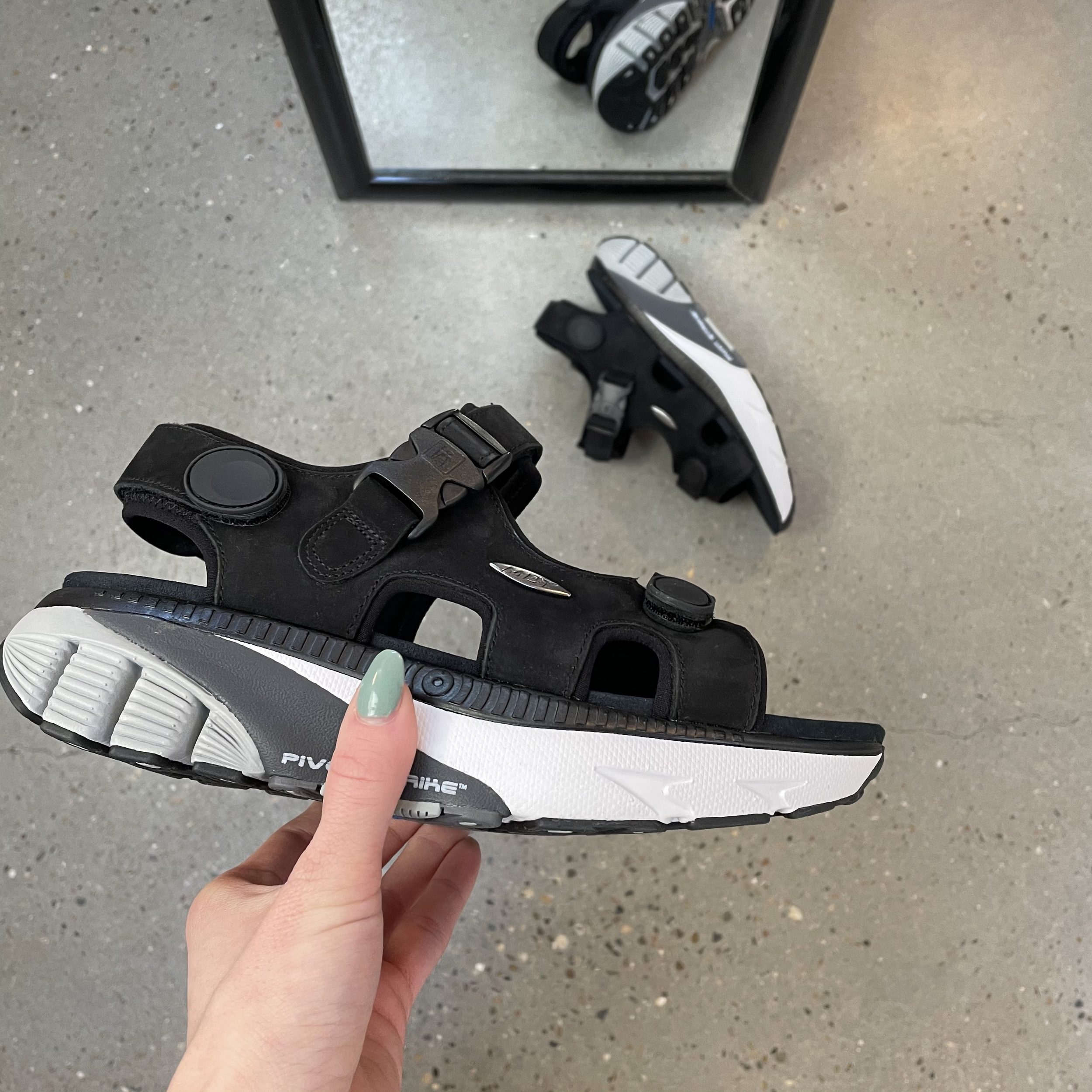 MTR sandal från MBT i svart med de kända MBT sålarna