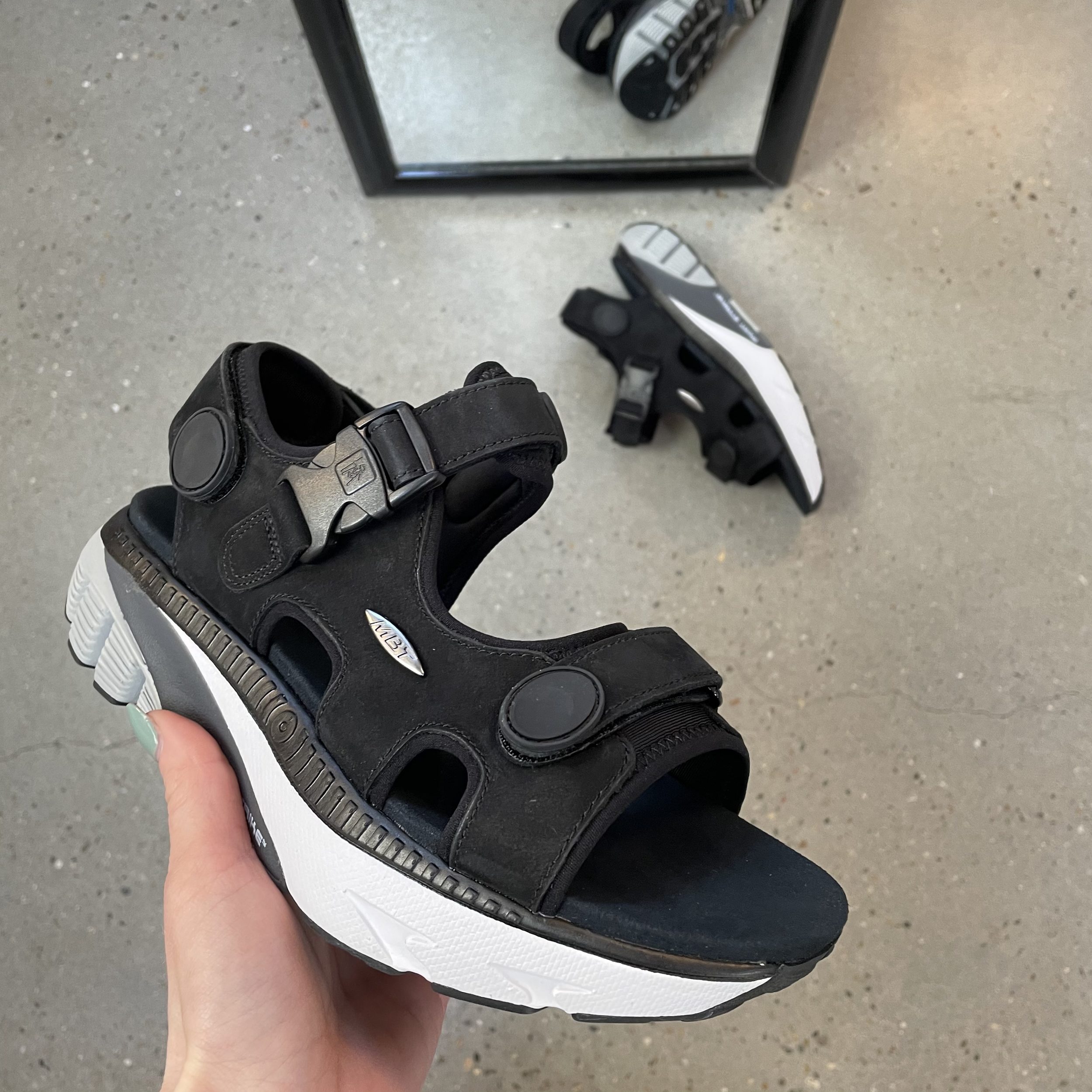 MTR sandal från MBT i svart med de kända MBT sålarna