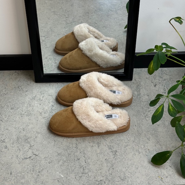 Bruna slip-on tofflor med bra bredd