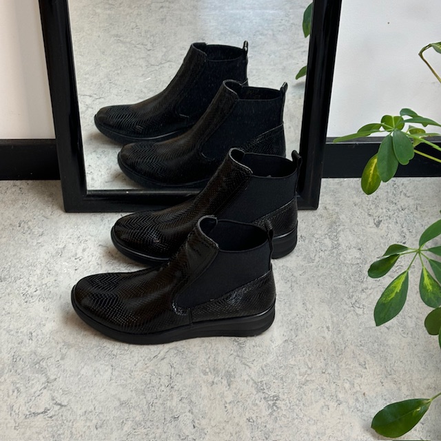Elegant svart lackstövel med bred elastiköppning