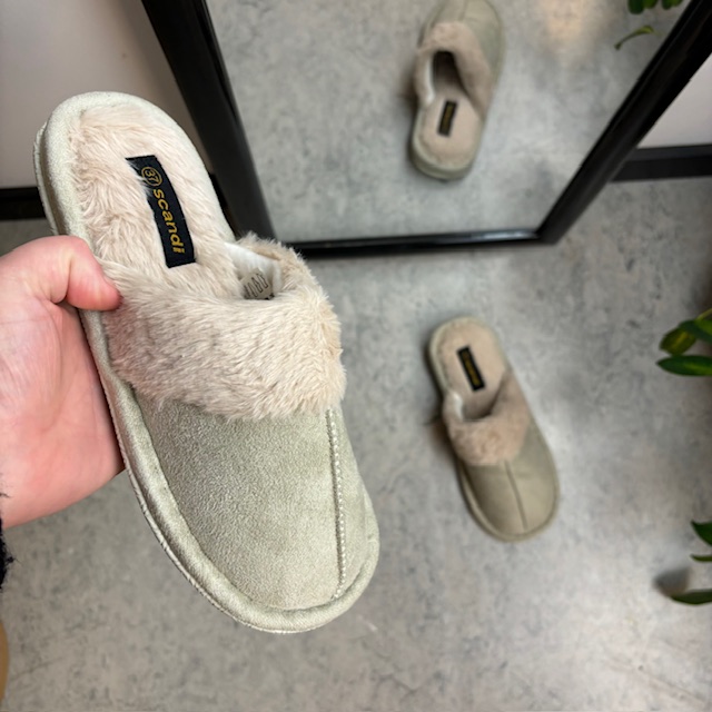Ljusgrön toffel med synlig pälsrand