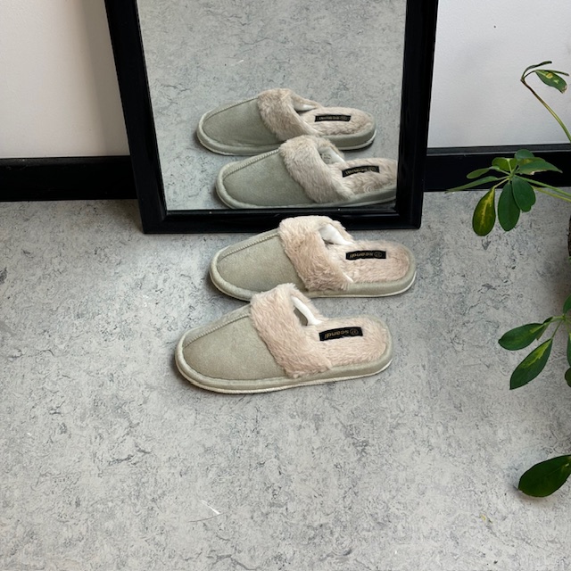 Ljusgrön toffel med synlig pälsrand