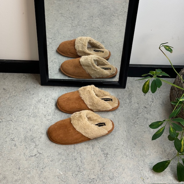 Brun toffel med synlig pälskant