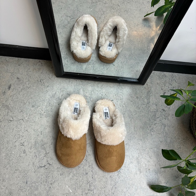 Bruna slip-on tofflor med bra bredd