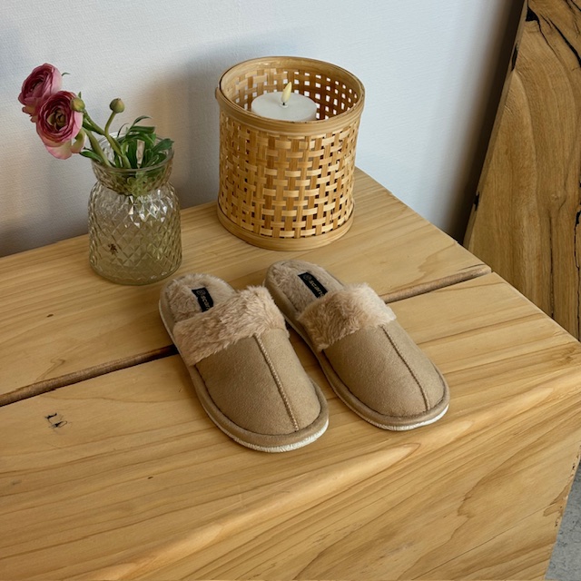 Beige tofflor med synlig pälskant