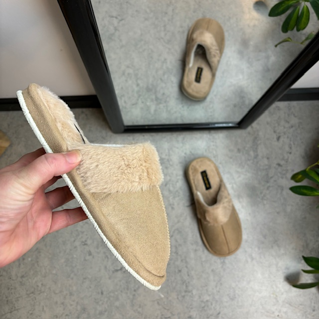 Beige tofflor med synlig pälskant