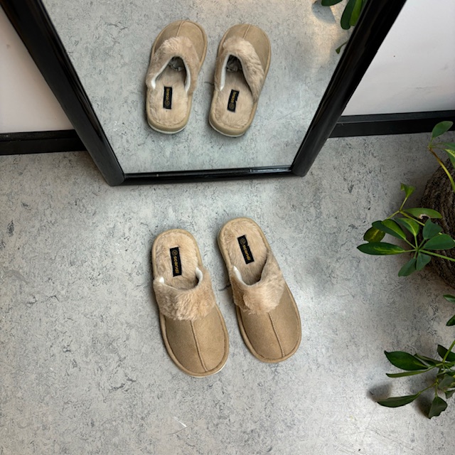 Beige tofflor med synlig pälskant