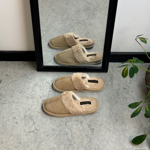 Beige tofflor med synlig pälskant