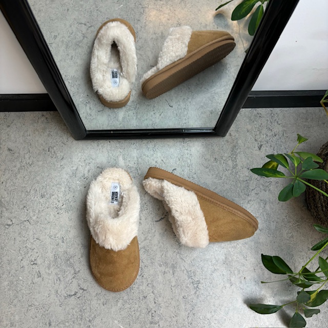 Bruna slip-on tofflor med bra bredd