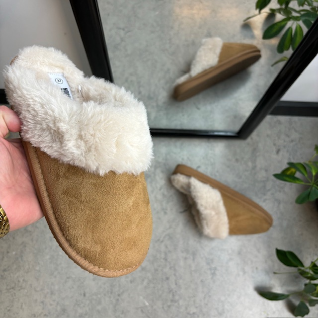 Bruna slip-on tofflor med bra bredd