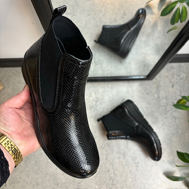 Elegant svart lackstövel med bred elastiköppning