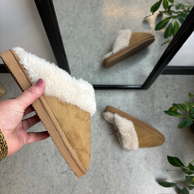 Bruna slip-on tofflor med bra bredd