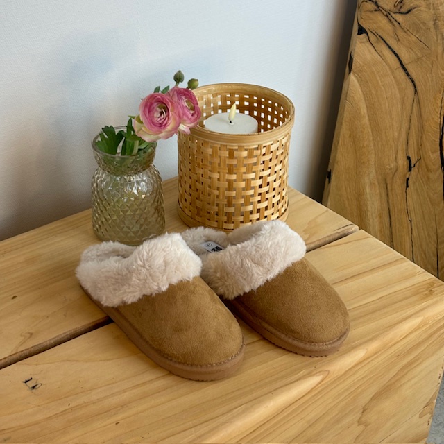 Bruna slip-on tofflor med bra bredd