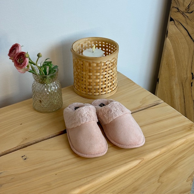 Rosa tofflor med synlig pälskant