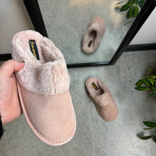 Rosa tofflor med synlig pälskant