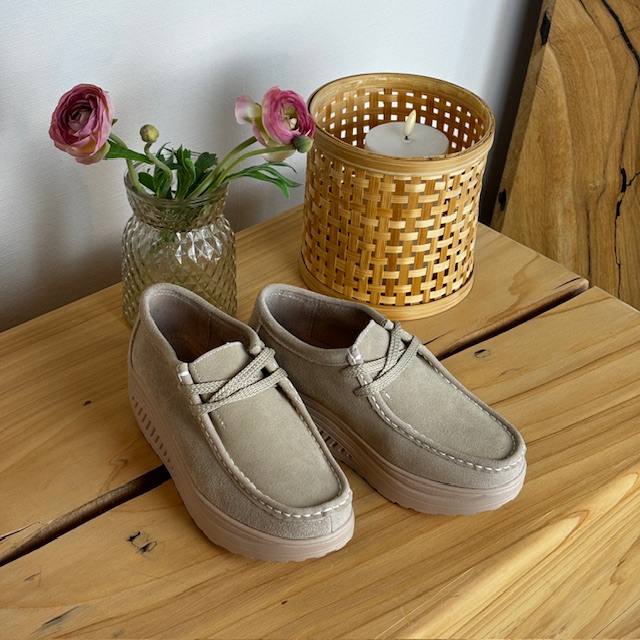 Beige mockaskor med gummisula och hålfotsstöd