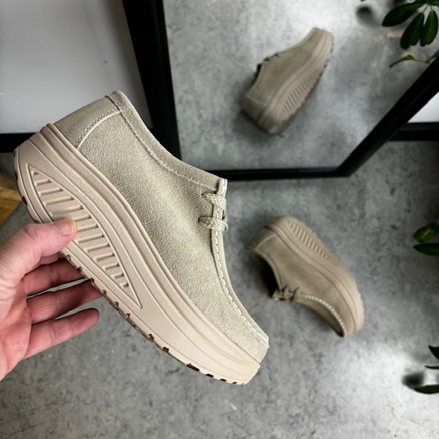 Beige mockaskor med gummisula och hålfotsstöd