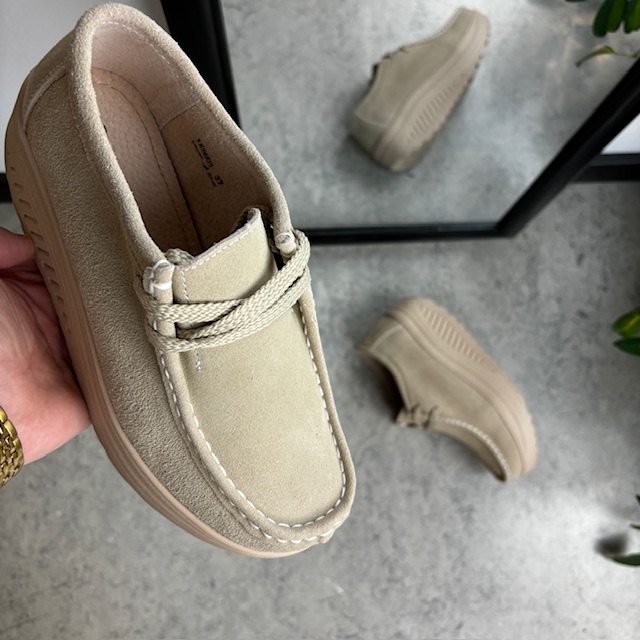 Beige mockaskor med gummisula och hålfotsstöd