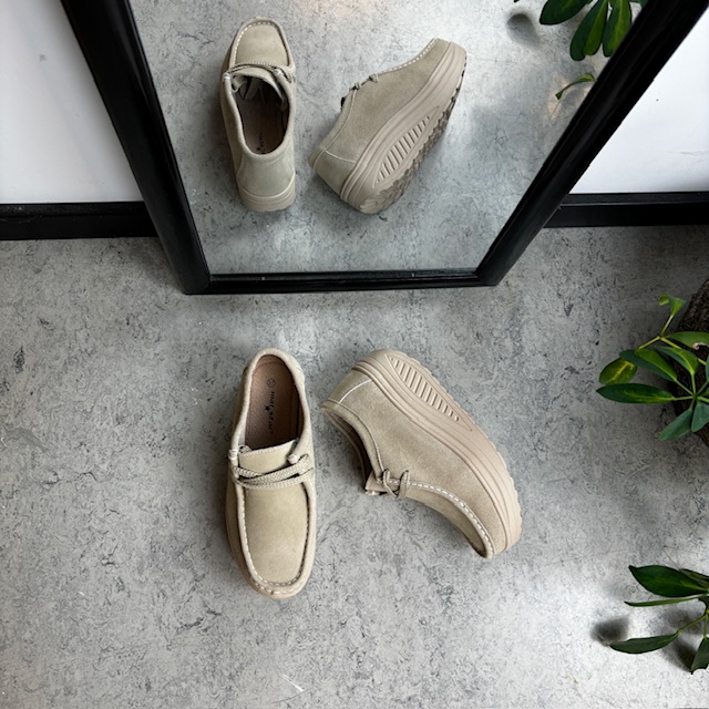 Beige mockaskor med gummisula och hålfotsstöd