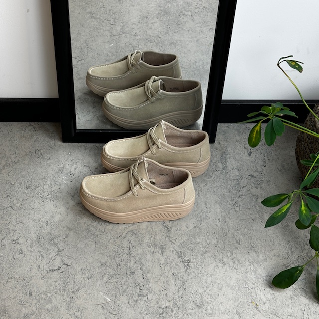 Beige mockaskor med gummisula och hålfotsstöd