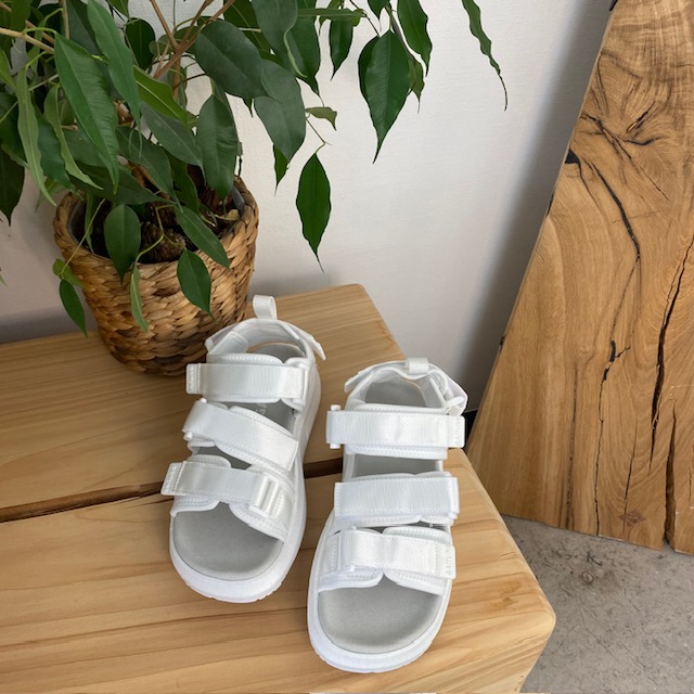 Vit sandal från Gaitline med rullsula