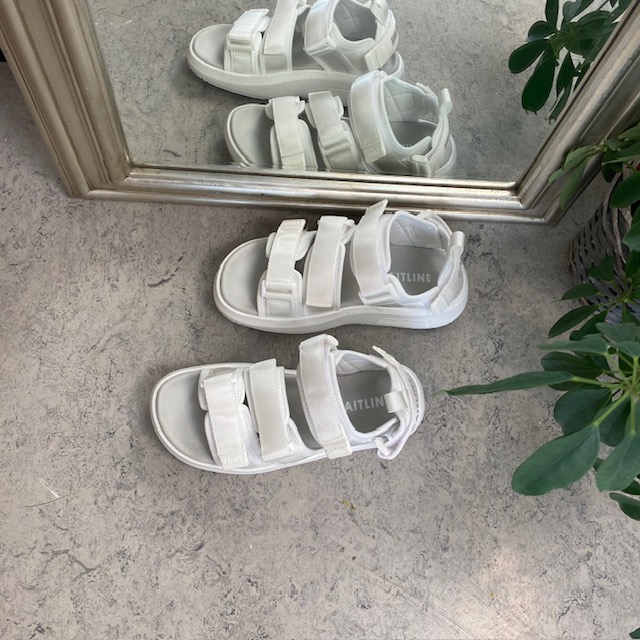 Vit sandal från Gaitline med rullsula