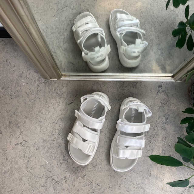 Vit sandal från Gaitline med rullsula