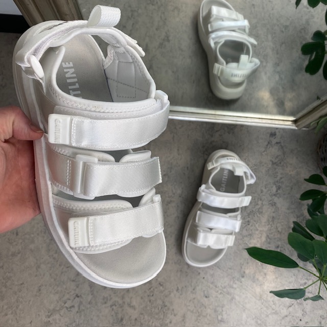 Vit sandal från Gaitline med rullsula
